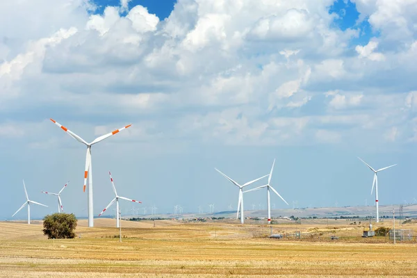 フィールドに風力発電機タービン — ストック写真