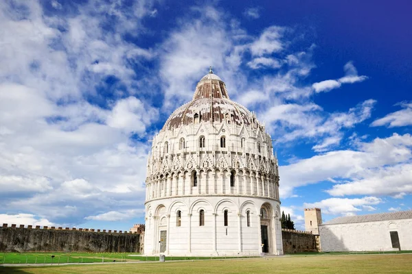 Pisa, Toskana, İtalya - vaftizhane görünümünü — Stok fotoğraf