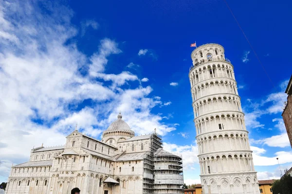 Scheve toren en de kathedraal van Pisa, Italië — Stockfoto