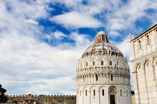 Křtitelnice na Piazza dei Miracoli, Pisa, Itálie — Stock fotografie