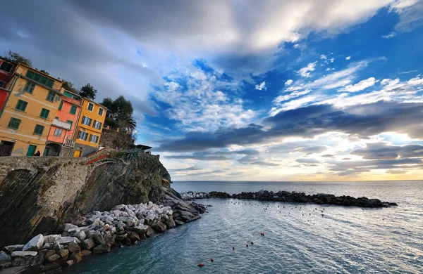 Itália, Ligúria, Cinco Terras vista panorâmica da costa, mar, céu e nuvens — Fotografia de Stock