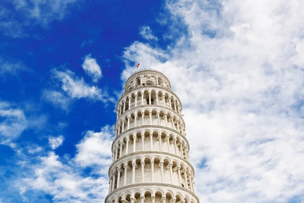 Scheve toren van Pisa, de blauwe lucht en de wolken, Italië — Stockfoto