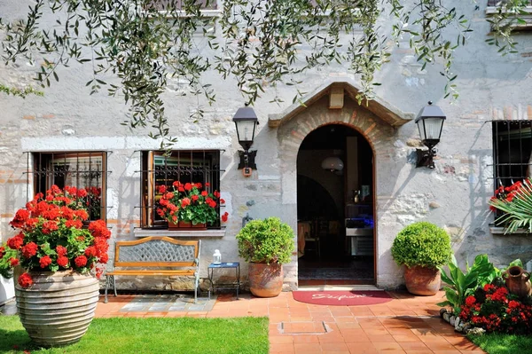 Charakteristische Eingangshalle eines Hauses in Desenzano del Garda, Italien — Stockfoto