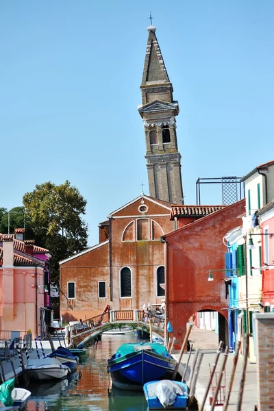 Остров Бурано, Венеция, Италия - вид на канал и наклонную колокольню — стоковое фото