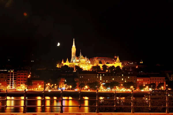 Budapest, Hungary - river Danube, church of St. Matthias and Fisherman's Bastion at night — Stock Photo, Image