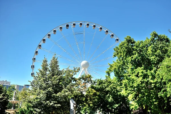 Будапешт, Венгрия - панорамный вид на колесо обозрения — стоковое фото