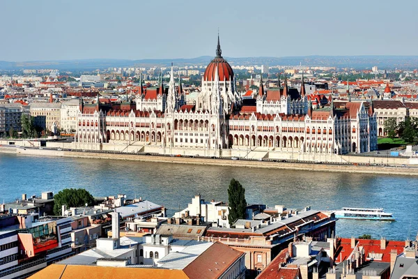 Budapest, Hongarije, Europa - Parlement en Donau panoramisch uitzicht — Stockfoto