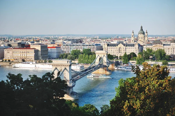 Budapest, Węgry, Europe - most łańcuchowy panoramiczny widok — Zdjęcie stockowe