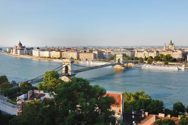 Budapest, Hungría, Europa - Puente de la cadena, el río Danubio y vista a la ciudad — Foto de Stock