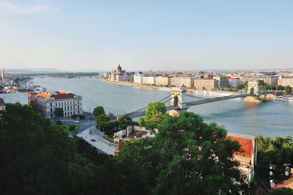 Budapest, Hongarije, Europa - Kettingbrug, Donau en stad panoramisch uitzicht op de rivier — Stockfoto