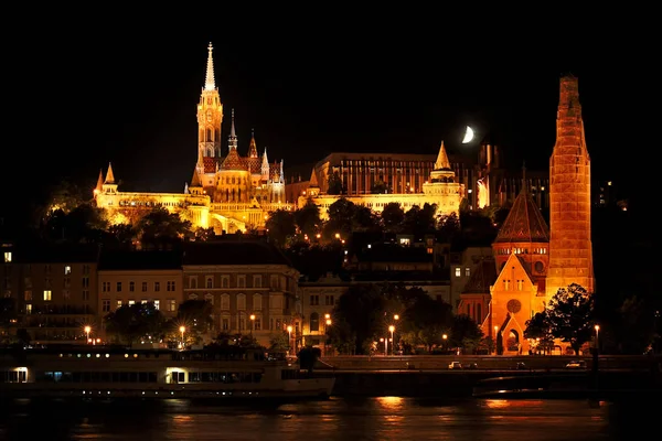 Budapest, Hongarije - Donau, Fisherman's Bastion en schilderachtig uitzicht van de kerk van St. Matthias nachts — Stockfoto