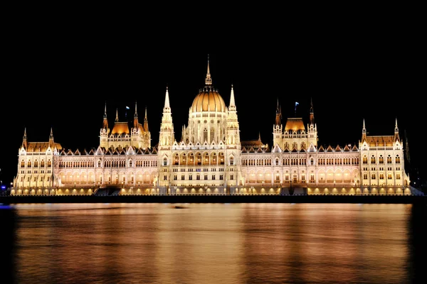 Budapest, Hongarije - schilderachtig uitzicht op het Parlement en Donau rivier bij nacht — Stockfoto