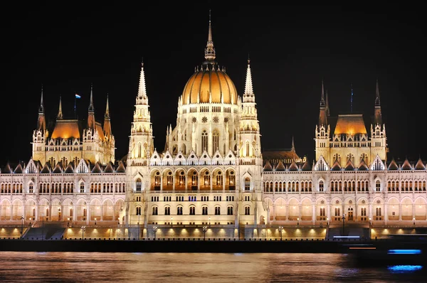 Parlement in de buurt van de schilderachtige uitzicht op Donau rivier bij nacht, Budapest, Hongarije — Stockfoto