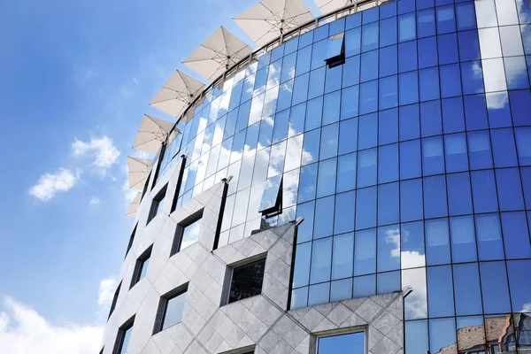 Característica fachada de cristal de un moderno edificio de oficinas en Budapest — Foto de Stock