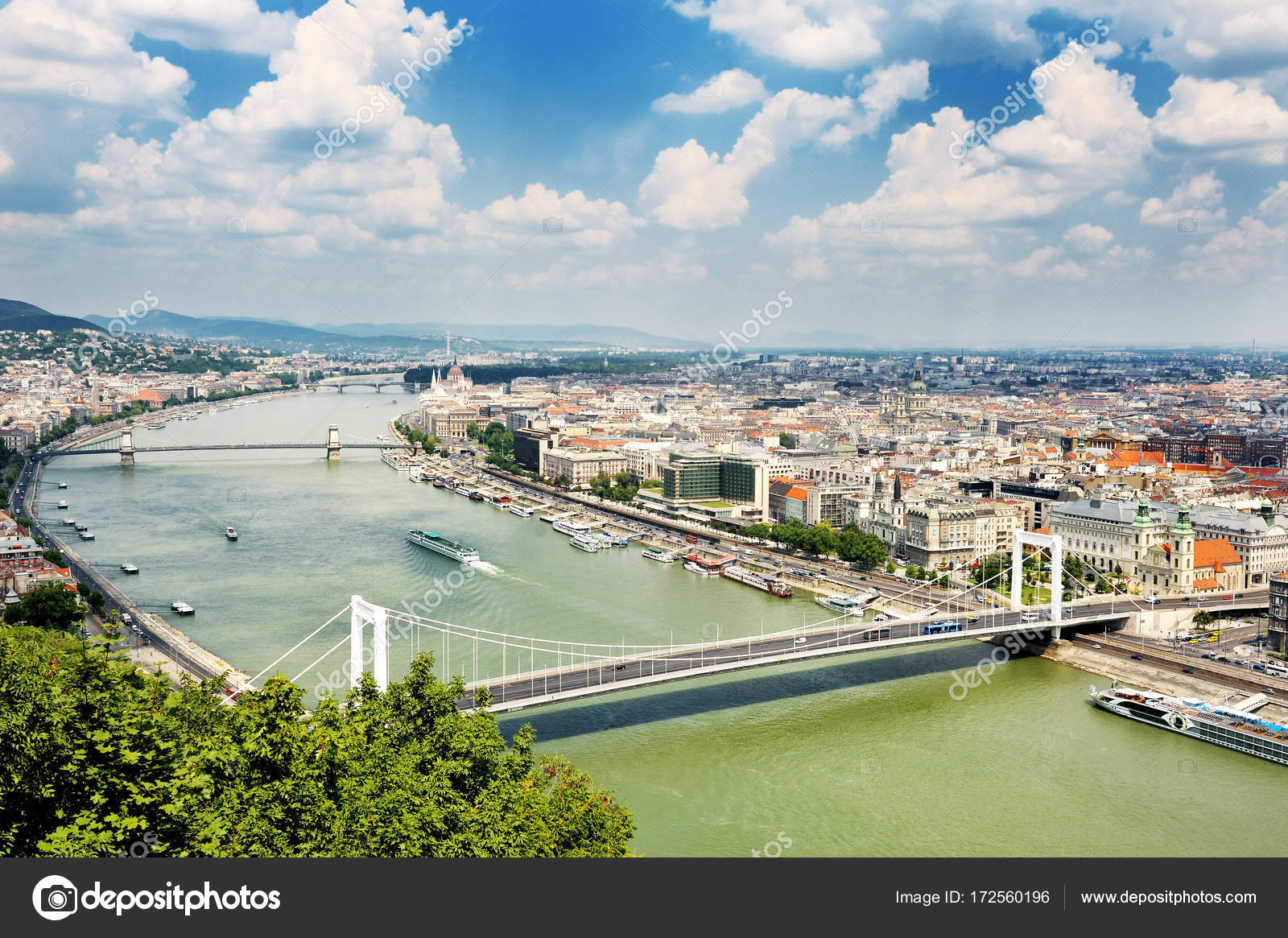 Budapest Stadsgezicht En Bruggen En Een Panoramisch Uitzicht Op Donau Rivier Hongarije Stockfoto C Tanialerro 172560196