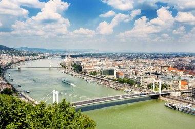 Budapeşte cityscape ve köprü ve Danube Nehri panoramik görünümü, Macaristan