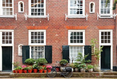 Bina cephe ve bisiklet güzel görünümünde Amsterdam, Hollanda