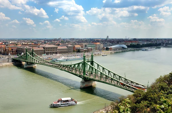 Vrijheidsbrug en panoramisch uitzicht op Boedapest, Hongarije — Stockfoto