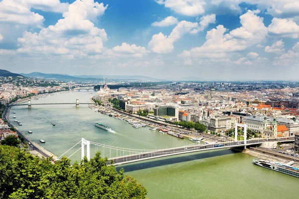 Budapeşte cityscape ve köprü ve Danube Nehri panoramik görünümü, Macaristan