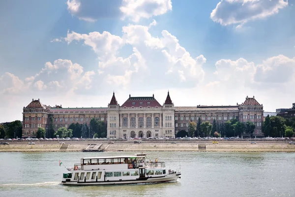 Boedapest, schilderachtig uitzicht van een historisch gebouw in de buurt van de rivier Donau, Hongarije — Stockfoto