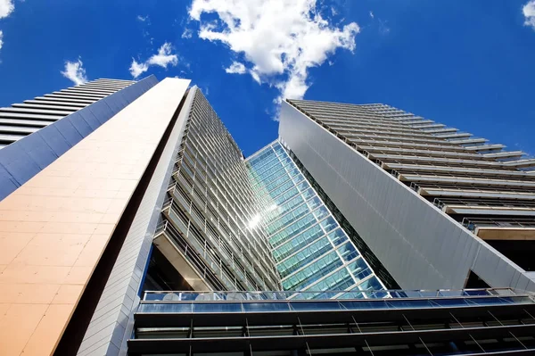 Edificio moderno de rascacielos de negocios en Barcelona, España — Foto de Stock