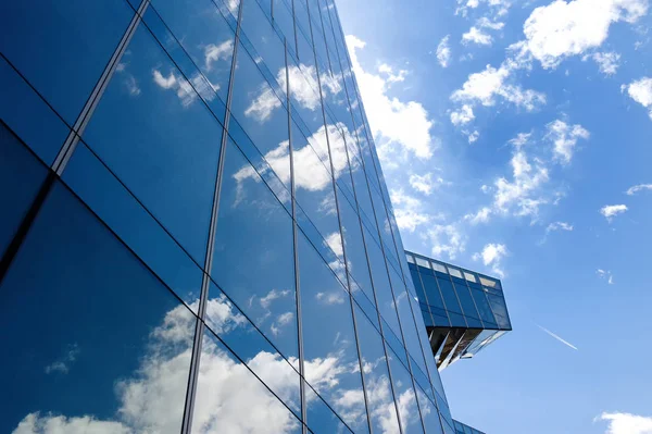 Edificio de oficinas de vidrio en Barcelona - concepto de negocio y financiero — Foto de Stock