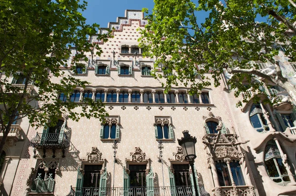 Фасад здания в готическом стиле, Барселона, Испания — стоковое фото
