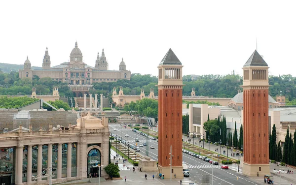 Barcelona, Spanje - panoramisch uitzicht op Plaza de Espana, op achtergrond nationale art museum — Stockfoto