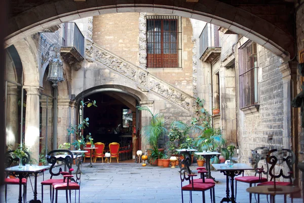 Barcelona, España - característico patio en el barrio de Barri Gotic —  Fotos de Stock