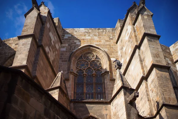 Barcellona, Spagna, Barri Gotico - facciata di un edificio gotico — Foto Stock