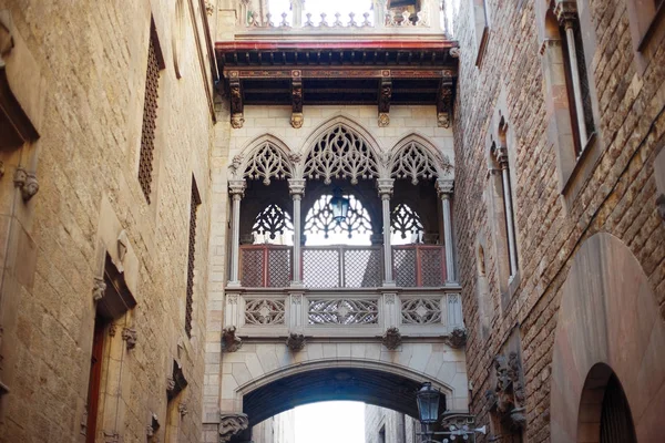 Barcelona, Spanje - brug der zuchten in oude stad Barri Gotic district — Stockfoto