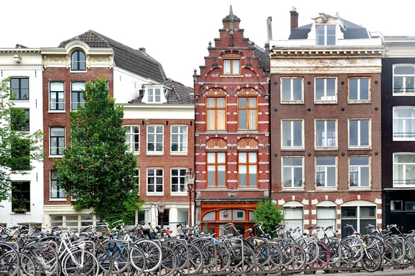 Amsterdam, Pays-Bas - bâtiments et vélos — Photo