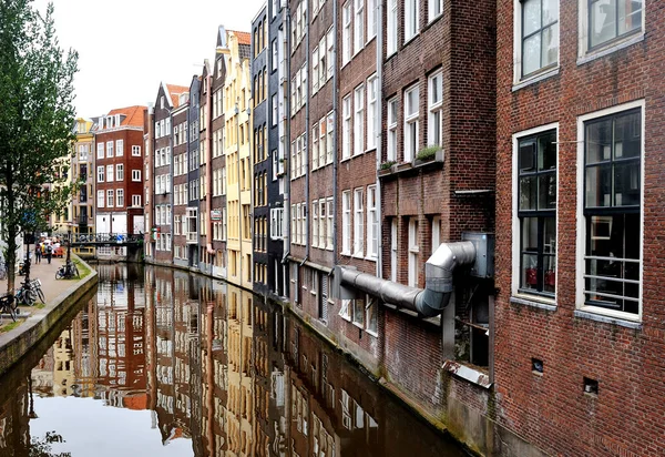 Amsterdam, Nizozemsko, Evropa - odraz budov v kanálu — Stock fotografie