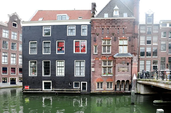 Amsterdam, Holanda, Europa - vista panorámica de los edificios y el canal — Foto de Stock