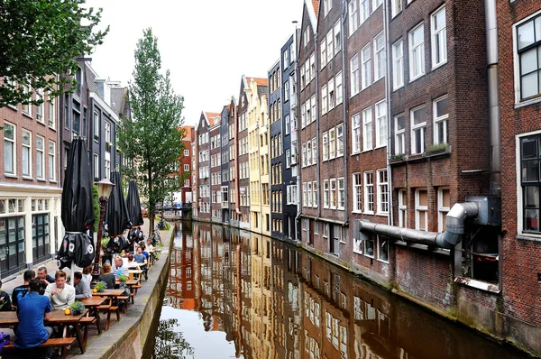 Ámsterdam, Holanda, Europa - vista panorámica del canal y los edificios — Foto de Stock