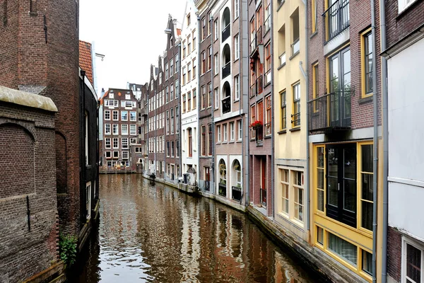 Amesterdão, Holanda, Europa - vista panorâmica do canal e dos edifícios — Fotografia de Stock