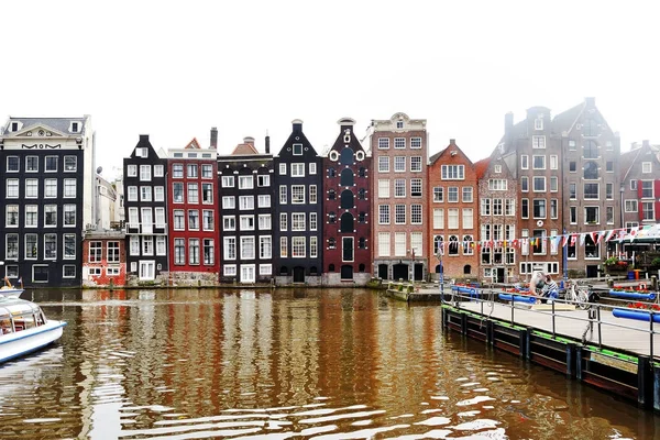 Ámsterdam, Holanda, Europa - vista de un canal y un edificio — Foto de Stock