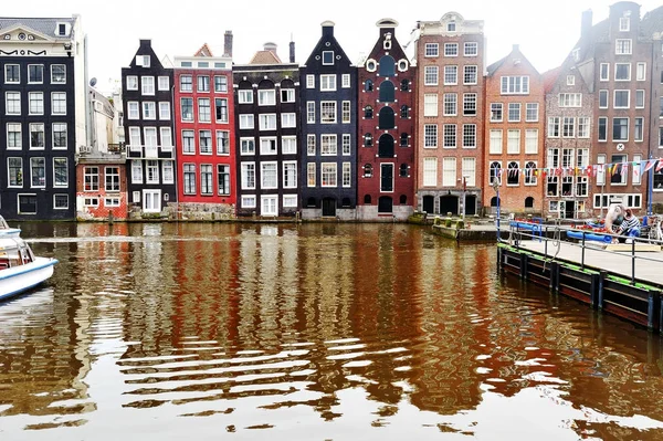 Amesterdão, Holanda - vista de um canal e edifícios característicos — Fotografia de Stock