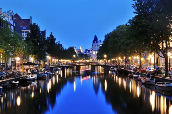 Amsterdam canal v noci, Nizozemsko, Evropa — Stock fotografie