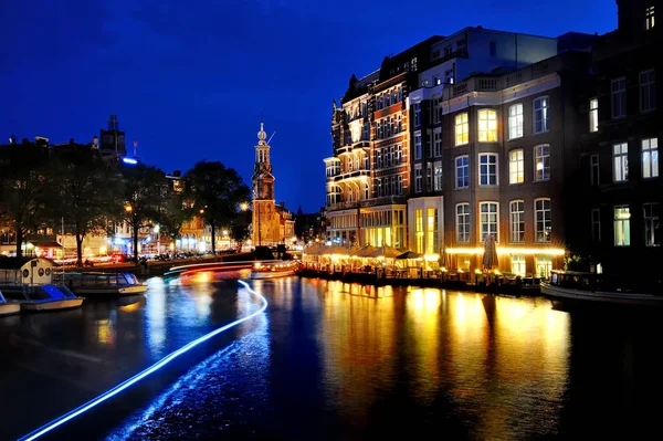 Amsterdã, Holanda - vista panorâmica de um canal e edifícios à noite — Fotografia de Stock