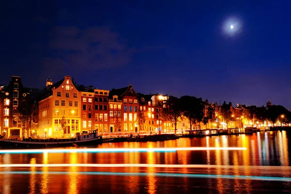 Vue panoramique du canal d'Amsterdam, des bâtiments et des lumières la nuit, Pays-Bas — Photo