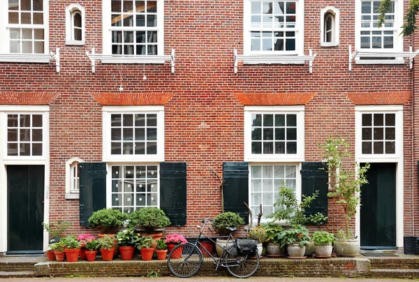 Bina cephe ve bisiklet güzel görünümünde Amsterdam, Hollanda