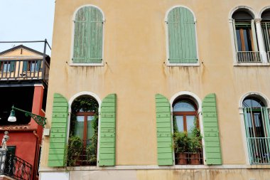 Venedik Yesil pencereli bina özelliği