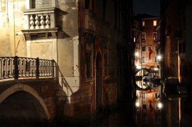 Venedik bölgesindeki gece - görünümü bir kanal, Venezia, İtalya