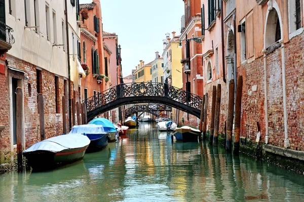 Veneza, Itália - vista do canal, pontes e barcos — Fotografia de Stock