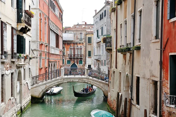 Venice, Italië - schilderachtig uitzicht van een kanaal, gebouwen, gondel en brug — Stockfoto