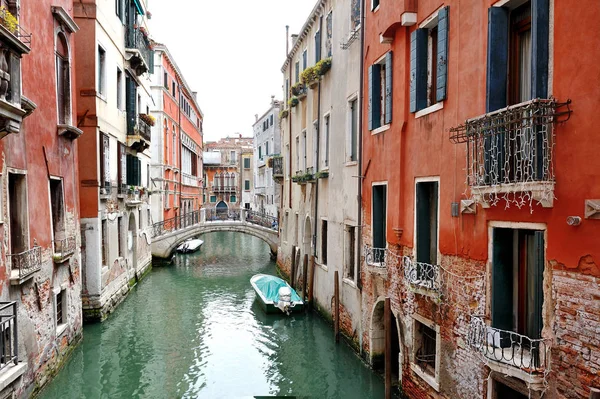 Venetiaanse typisch kanaal in Venetië, Italië — Stockfoto