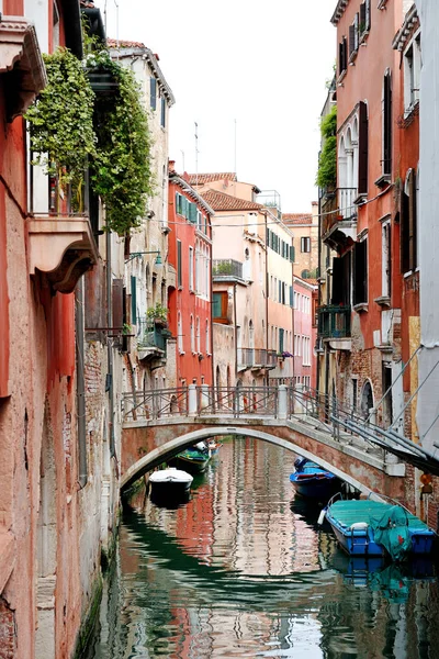 Venice, Olaszország - festői kilátással a csatornára — Stock Fotó