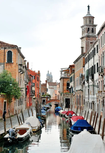 Destino de viagem Veneza, Itália - vista de um canal — Fotografia de Stock