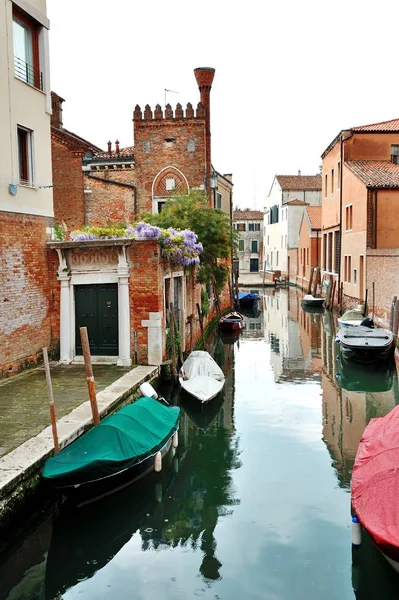 Венецианский канал в Венеции, Италия — стоковое фото